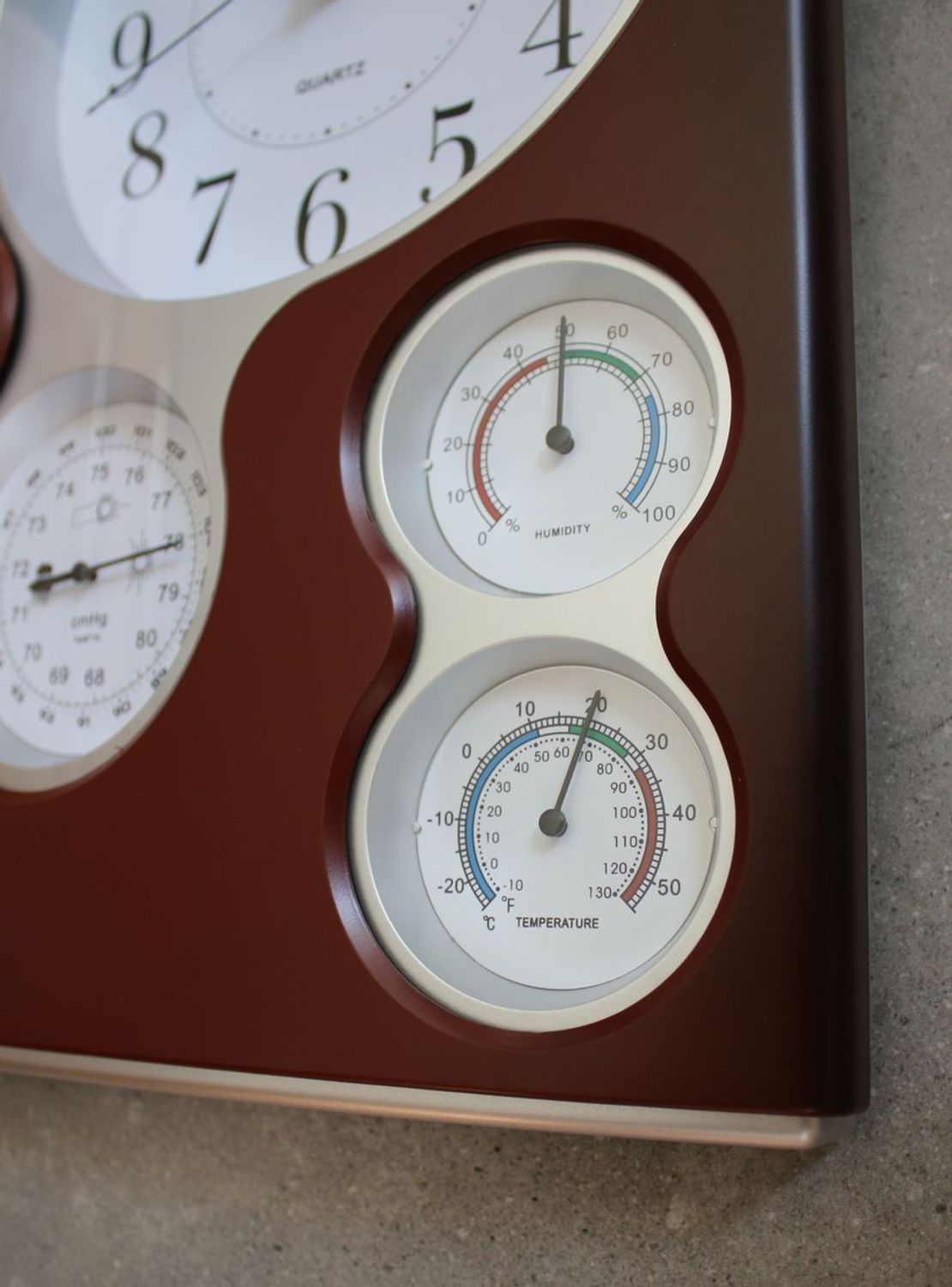 Zegar na ścianę brązowy z termometrem i wilgotnościomierzem Perfect QG17-Brown. Zegar ścienny brązowy z termometrem i wilgotnościomierzem Perfect zegary na ścianę zegary do salonu zegary do biura (2).JPG